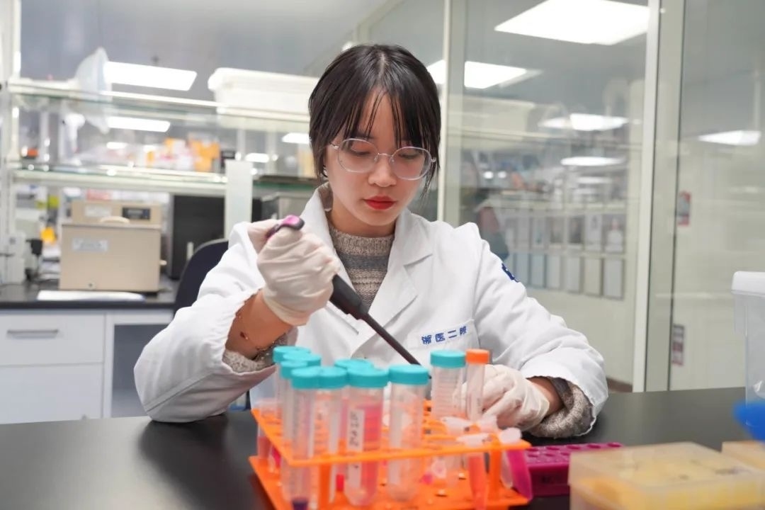 倪楚君在實驗中。浙江大學(xué)供圖