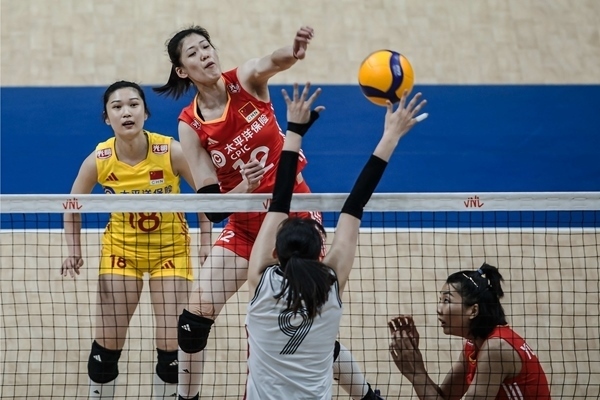 李盈瑩(上)扣球。圖片來源：國際排聯(lián)