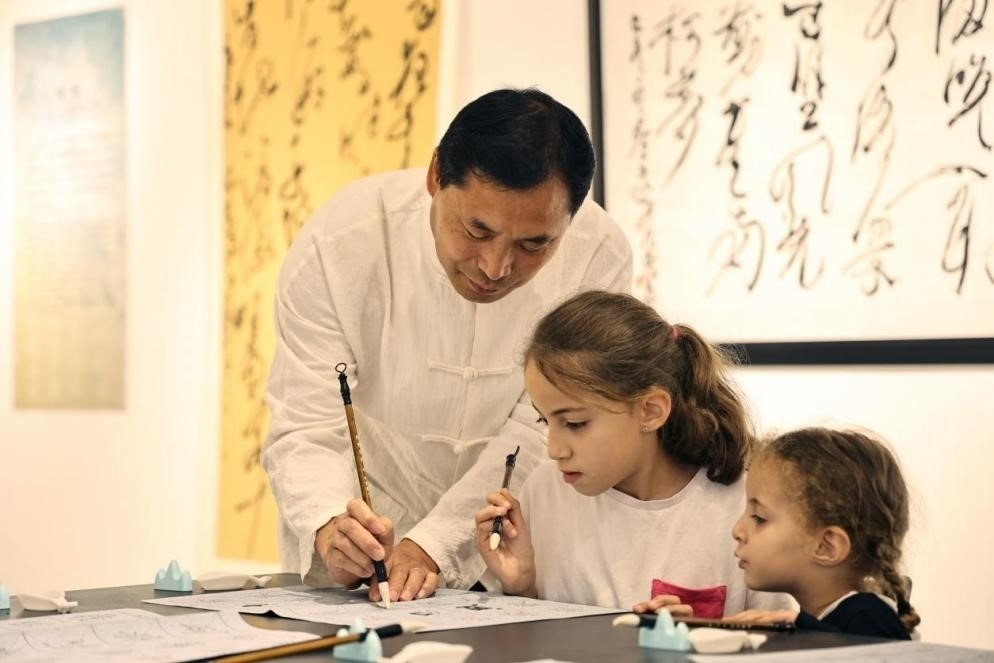 中國書法老師帶領(lǐng)現(xiàn)場觀眾體驗書法。拉巴特中國文化中心供圖