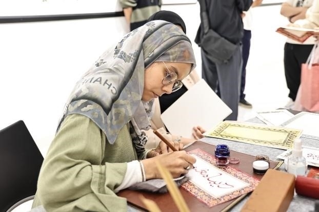 摩洛哥書法老師正在創(chuàng)作。拉巴特中國文化中心供圖