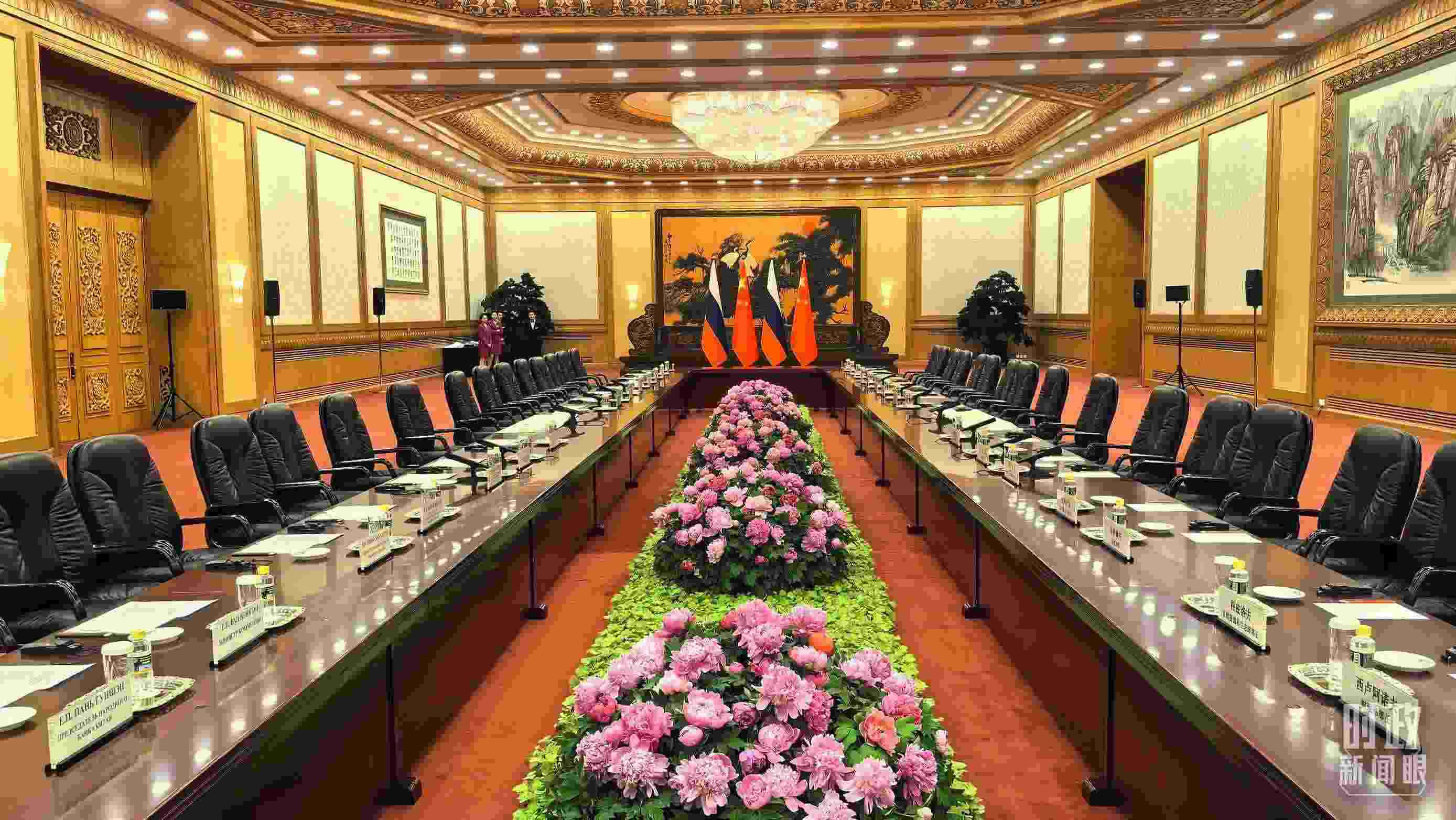 △中俄兩國元首隨后主持大范圍會談，這是會談開始前的現場。（總臺央視記者鄂介甫拍攝）