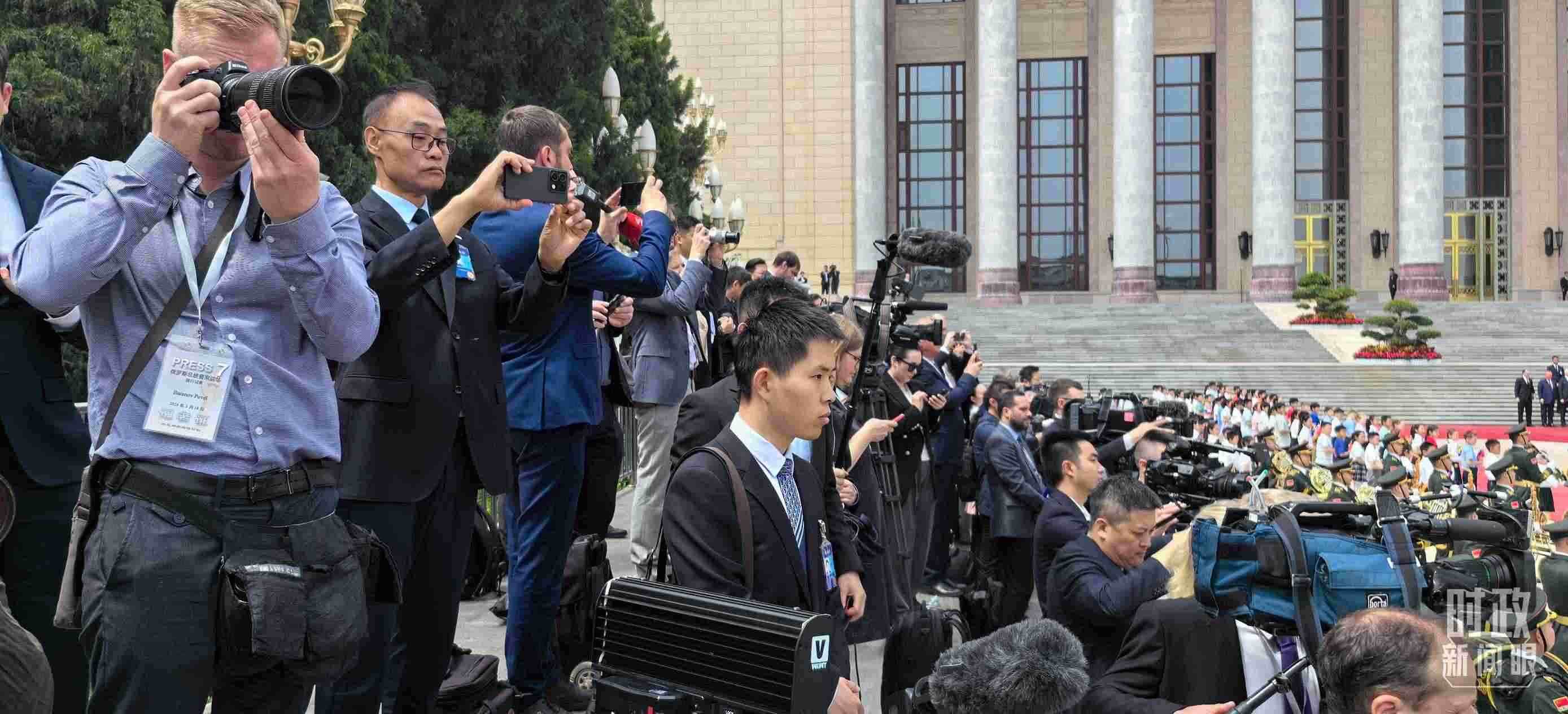 △當天參與現場報道的中外記者。（總臺央視記者楊波、王子杭拍攝）