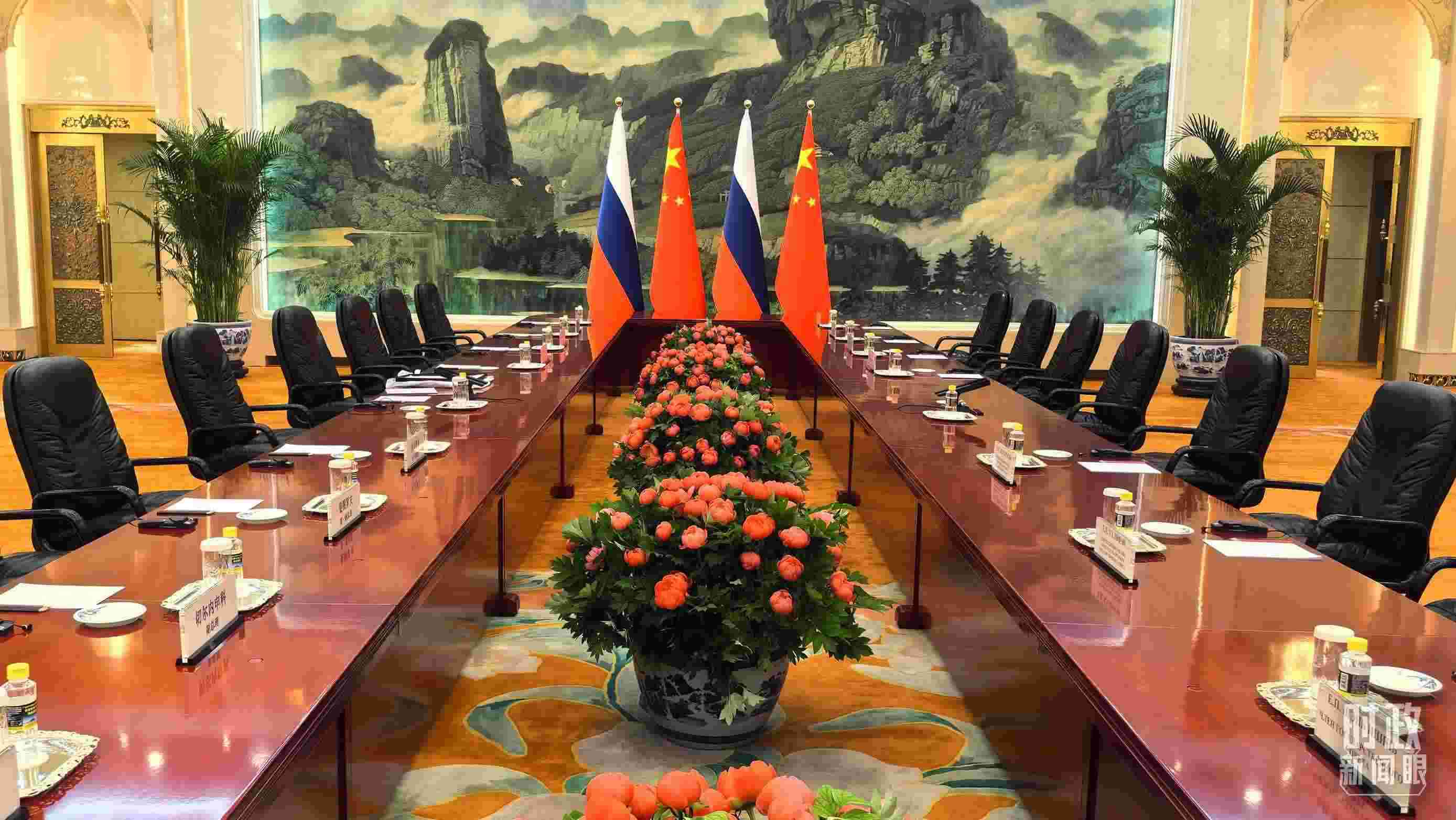 △中俄兩國元首首先舉行小范圍會談，這是會談開始前的現場。（總臺央視記者鄂介甫拍攝）