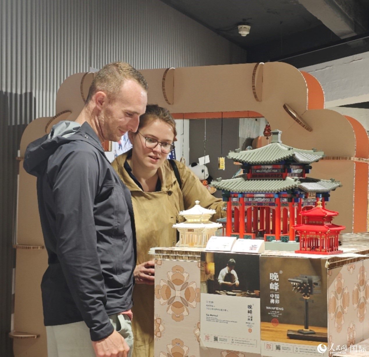 英國觀眾在欣賞中國傳統(tǒng)榫卯結(jié)構(gòu)建筑模型。邢雪攝