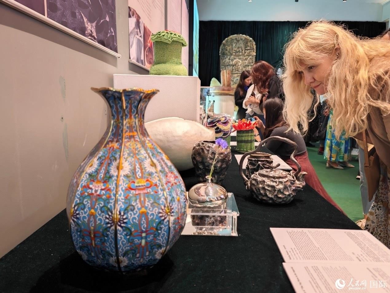 英國觀眾被中國手工藝制品所吸引。邢雪攝