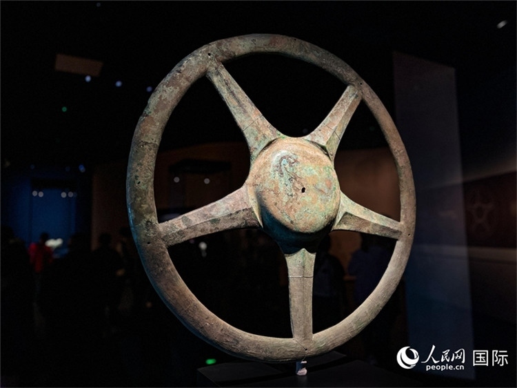 三星堆博物館中展出的太陽輪。人民網(wǎng)記者 羨江楠攝