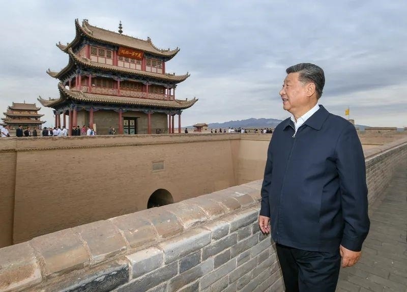 △2019年8月20日，習(xí)近平總書記來到嘉峪關(guān)關(guān)城，登上城樓察看關(guān)城整體面貌，聽取河西走廊長(zhǎng)城、關(guān)隘歷史文化情況介紹。