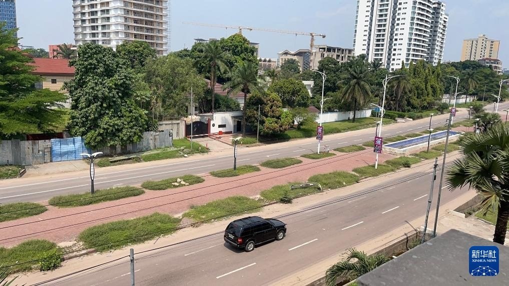 這是5月19日在剛果（金）首都金沙薩拍攝的街景（手機照片）。新華社發(fā)