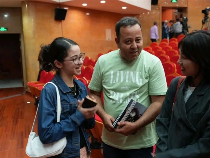 阿爾及利亞市民拉納·艾薩尼和她父親現(xiàn)場(chǎng)聆聽(tīng)中阿交響樂(lè)演出 。蘇州交響樂(lè)團(tuán)供圖