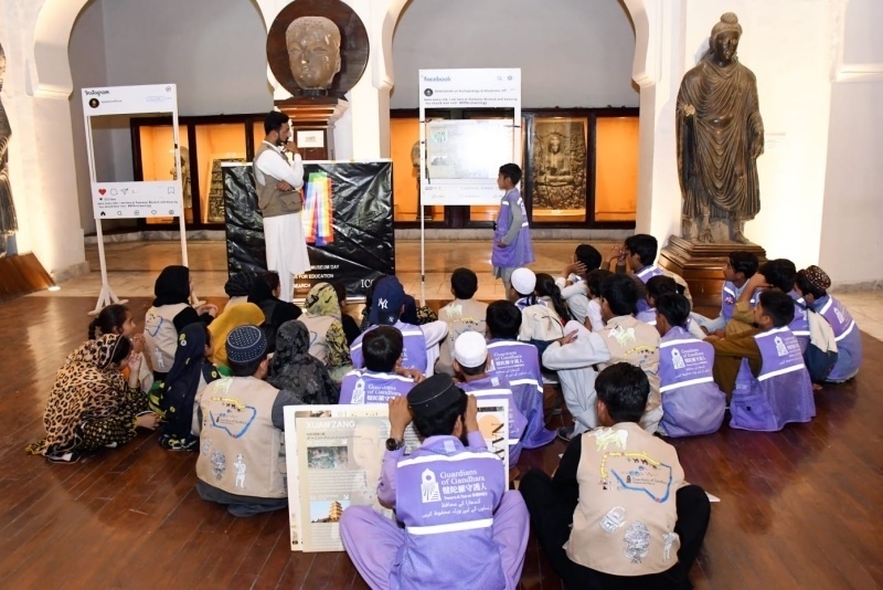 志愿者在博物館給孩子們開展互動講解。“犍陀羅守護(hù)人”供圖
