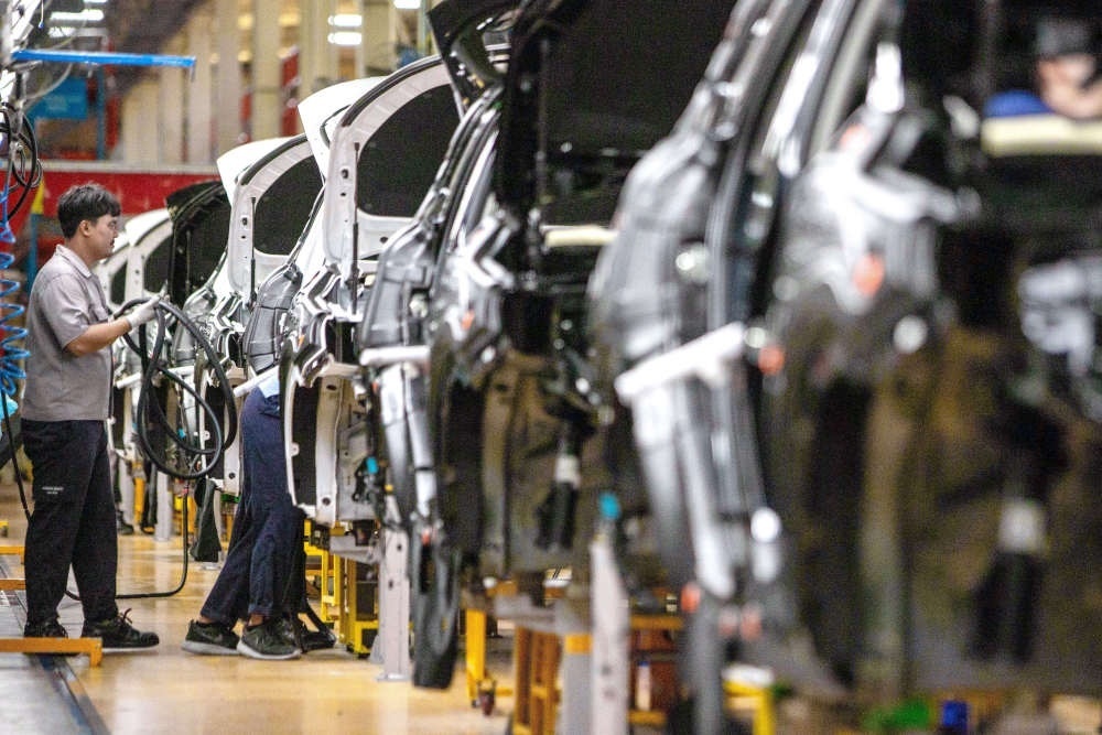 2023年9月7日，在位于泰國春武里府的上汽正大公司汽車工廠，工人在生產(chǎn)車間內(nèi)工作。新華社記者 王騰 攝