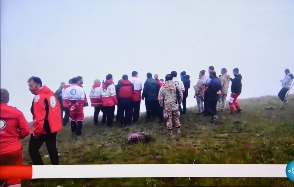 據(jù)伊朗邁赫爾通訊社5月20日?qǐng)?bào)道，伊朗總統(tǒng)萊希在直升機(jī)事故中遇難。這是5月20日拍攝的伊朗國(guó)家電視臺(tái)播放的救援人員抵達(dá)事故現(xiàn)場(chǎng)的畫面。 新華社記者 沙達(dá)提 攝