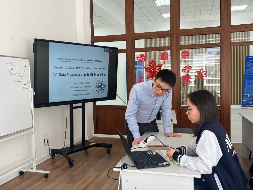 2024年4月，西北工業(yè)大學(xué)材料學(xué)院劉哲教授在西北工業(yè)大學(xué)哈薩克斯坦分校授課。（西北工業(yè)大學(xué)供圖）