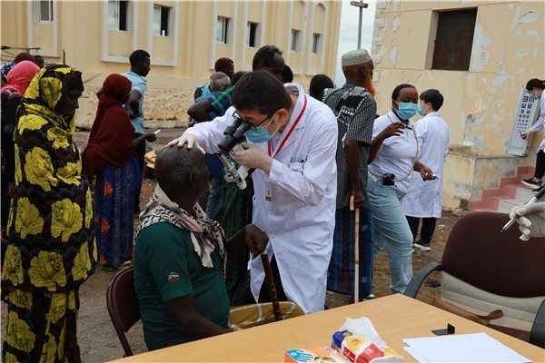 在義診現(xiàn)場，中國醫(yī)生與當?shù)鼐用窈嫌傲裟睿继猁}業(yè)投資公司供圖