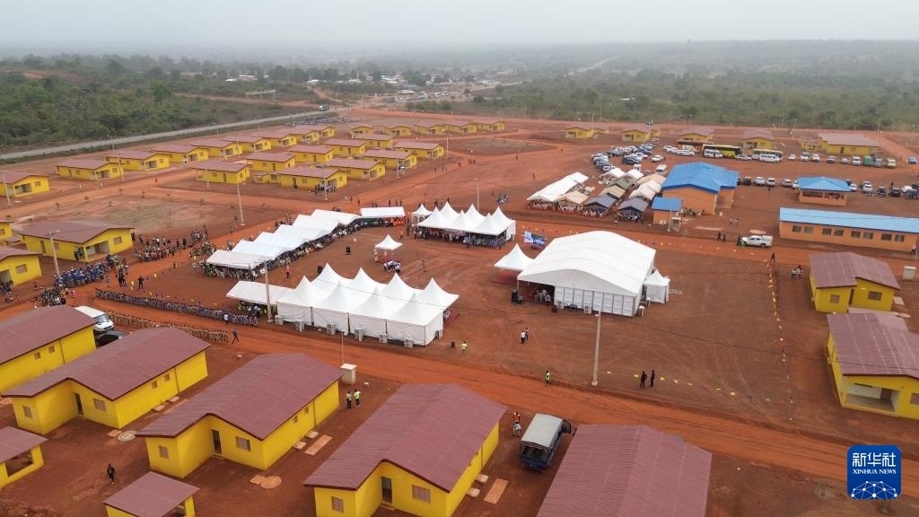 這是2023年12月16日在科特迪瓦北部城鎮(zhèn)費爾凱塞杜古以北拍攝的旱港移民新村（無人機照片）。新華社發(fā)（中成股份科特迪瓦分公司供圖）