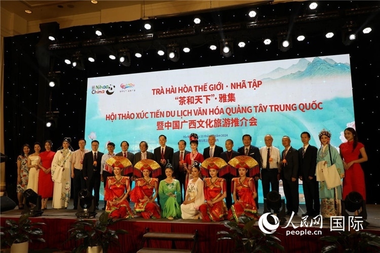 中越兩國嘉賓合影留念。人民網(wǎng)記者楊曄攝