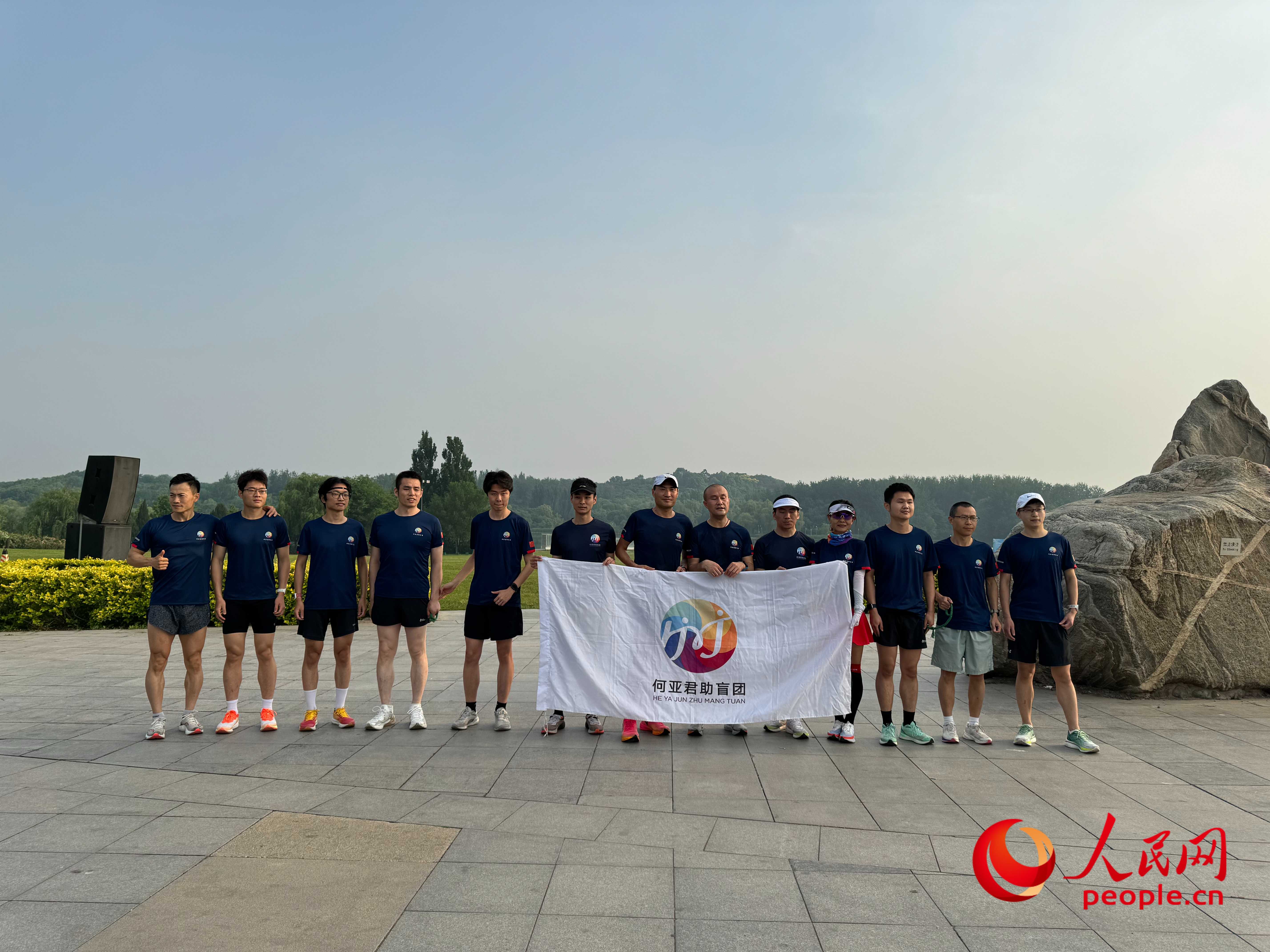 何亞君助盲團(tuán)的部分成員合影。人民網(wǎng) 周靜圓攝