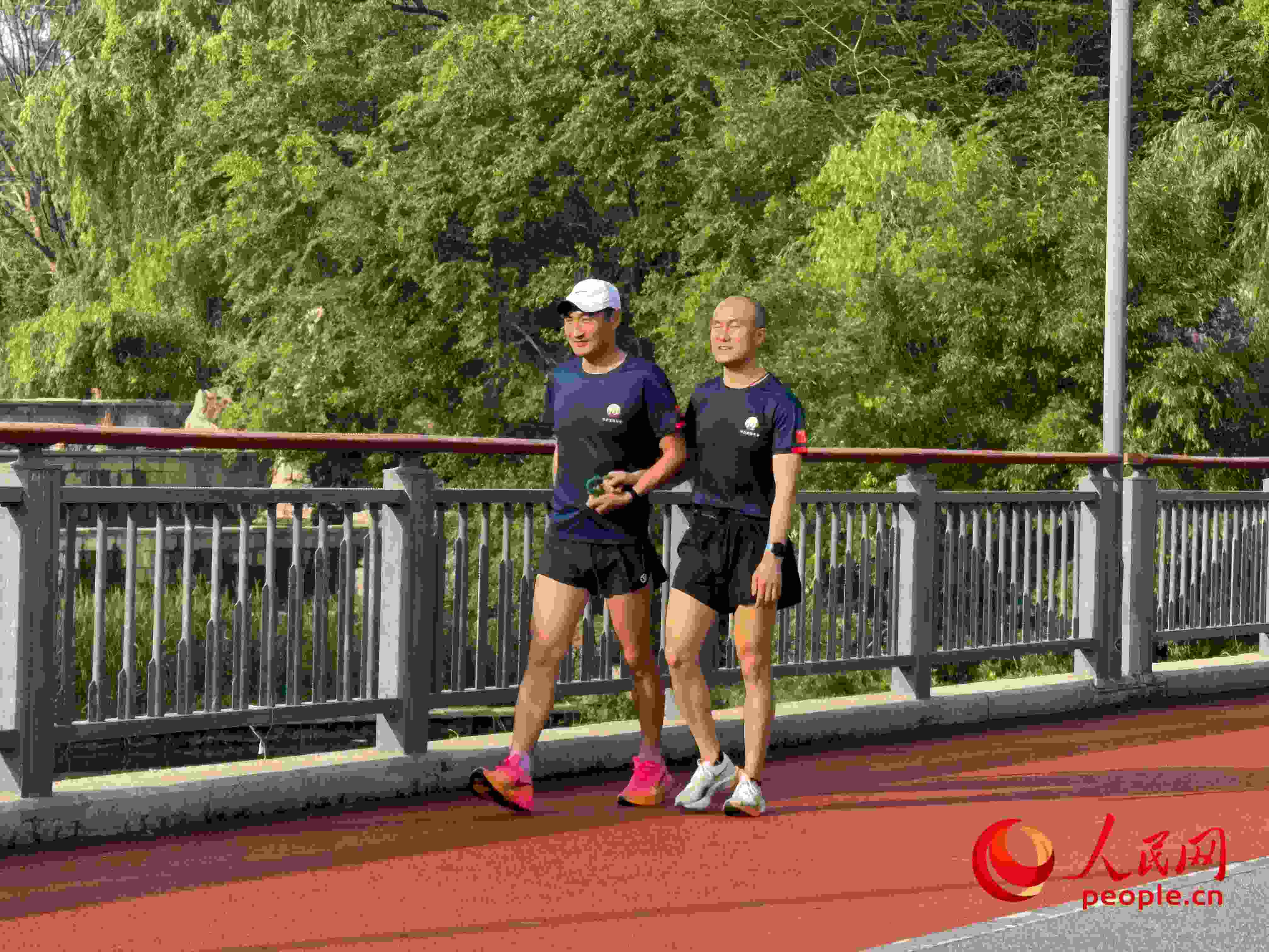 李玉寶和何亞君跑步后進(jìn)行調(diào)整。人民網(wǎng) 周靜圓攝