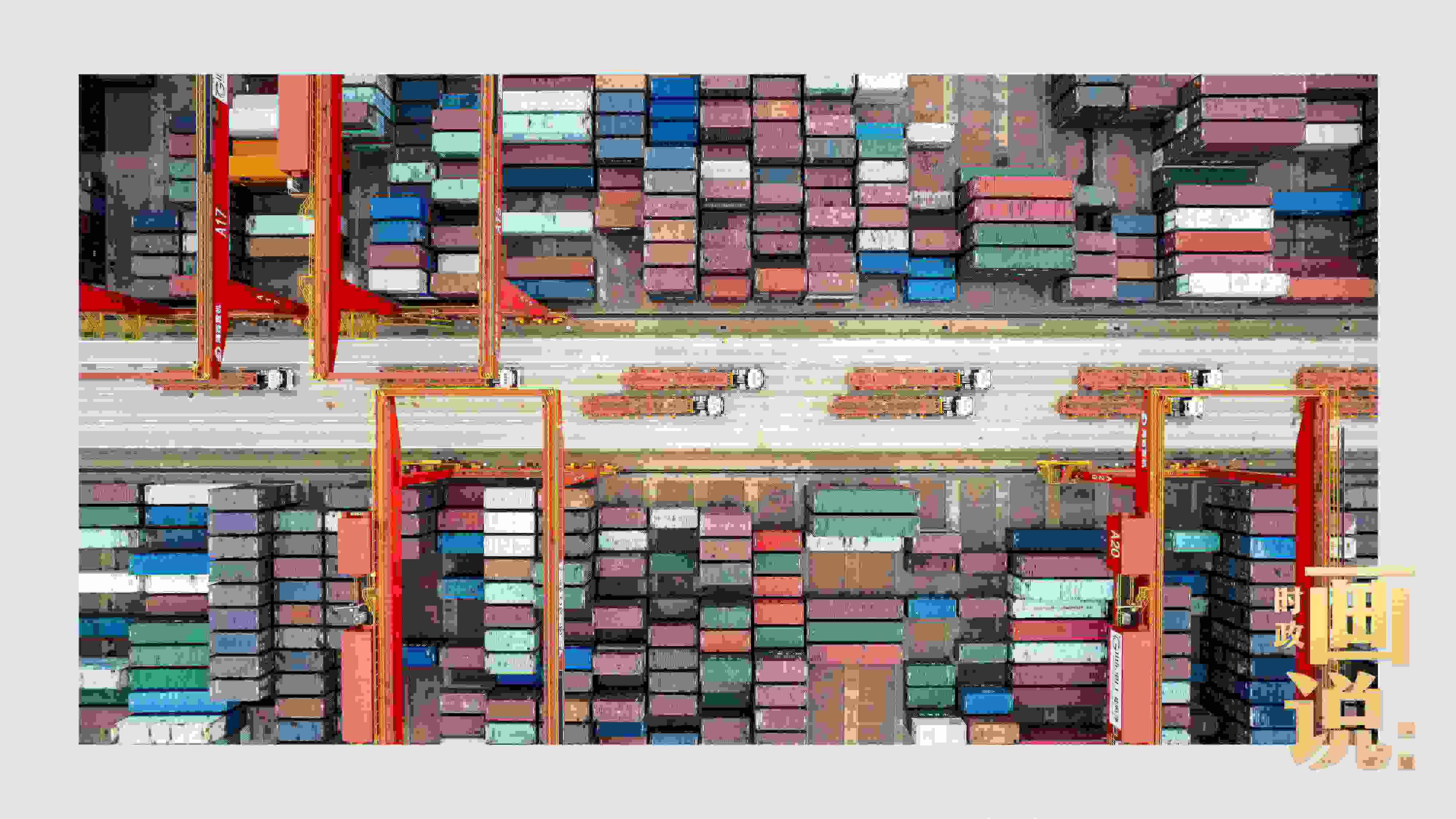 △相比于傳統(tǒng)碼頭，智慧、綠色的全自動(dòng)化集裝箱碼頭單機(jī)效率可提升50%，綜合成本降低70％，人力成本下降80%，每年可削減碳排放9720噸。