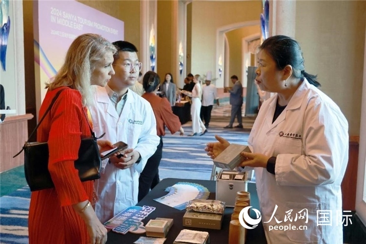 三亞市中醫(yī)院代表向來賓介紹中醫(yī)。人民網(wǎng)記者管克江攝