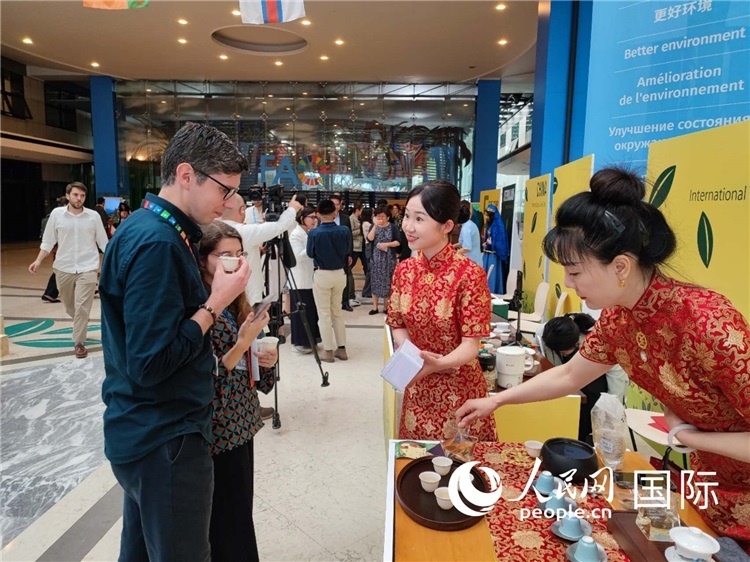 與會(huì)嘉賓在中國(guó)展臺(tái)品茶。 人民網(wǎng)記者 謝亞宏攝