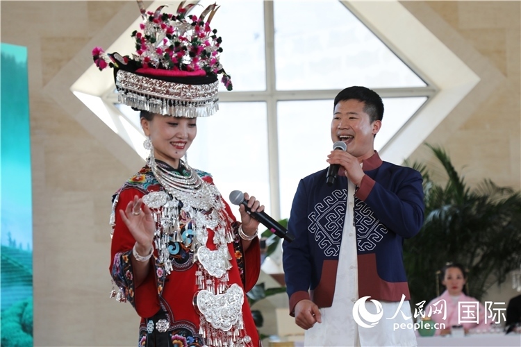 2、來自湖北的歌唱家演唱民族歌曲。 人民網(wǎng)記者 李志偉攝