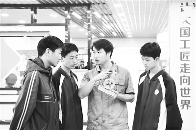 職業(yè)院校教師為數(shù)控技術(shù)應(yīng)用專業(yè)學(xué)生授課。 新華社記者 王全超攝