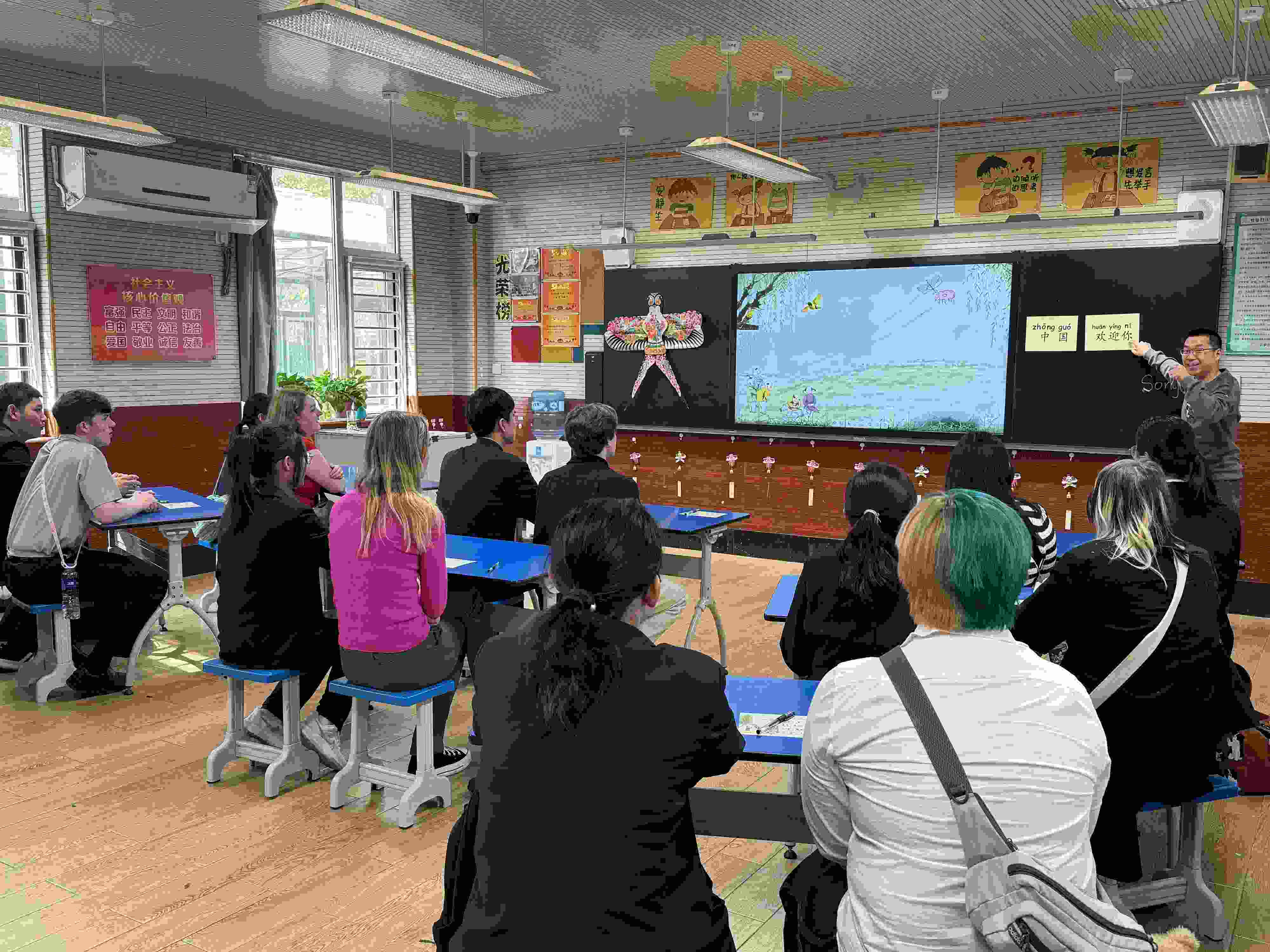 2024年4月20日，美國艾奧瓦州馬斯卡廷高中“友誼傳承”研學團來到石家莊外國語學校，中美學生同上一節(jié)中文課。