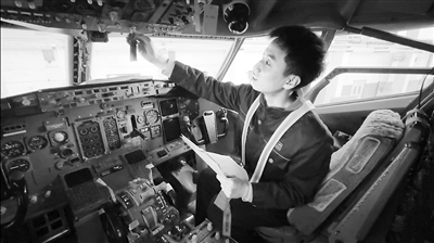  學(xué)生在西航職院實(shí)訓(xùn)基地培訓(xùn)。 王禹涵攝