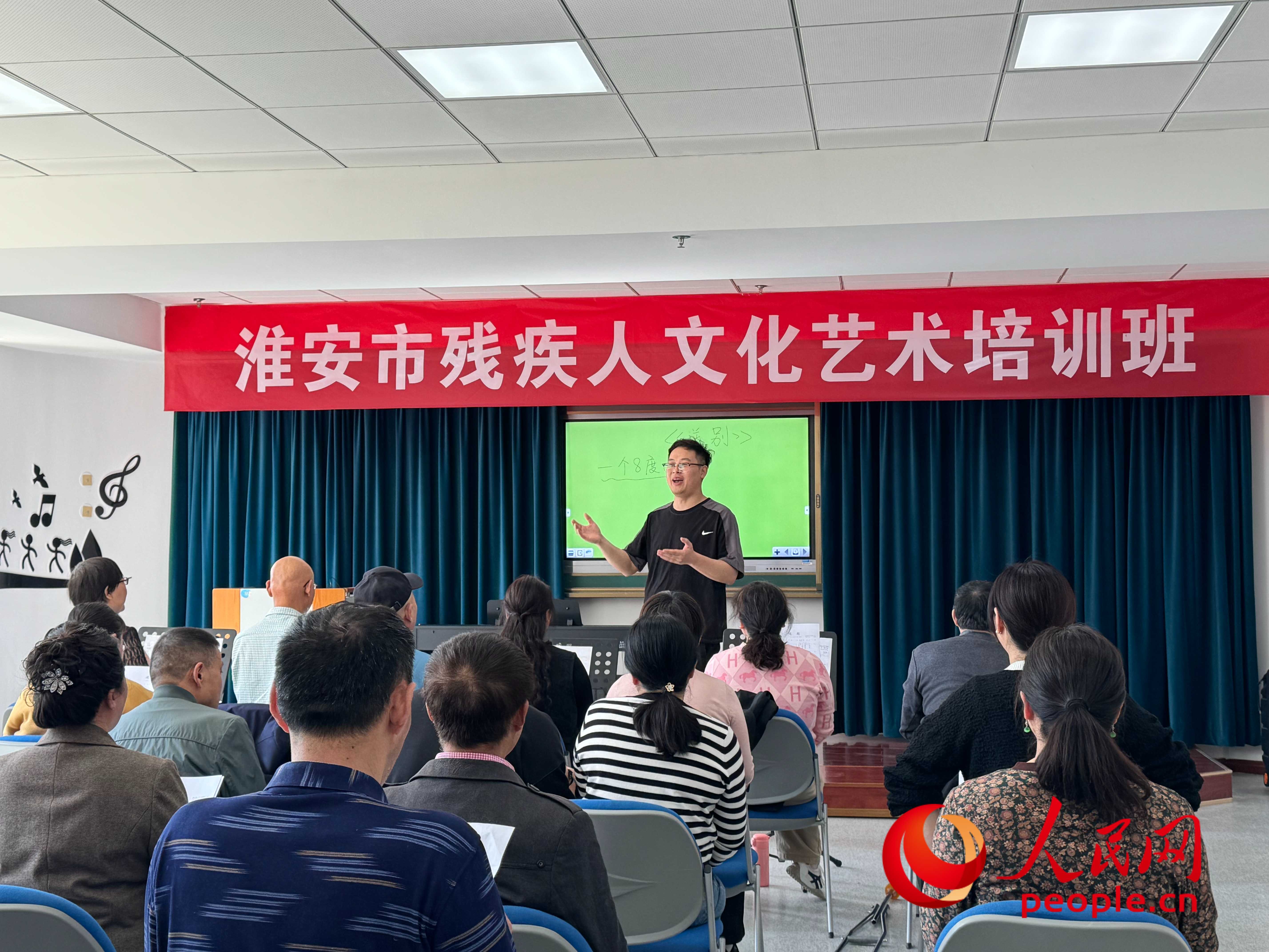 在淮安市殘疾人文化藝術培訓班上，聲樂老師在教殘疾人唱《送別》這首歌曲。人民網(wǎng) 周靜圓攝
