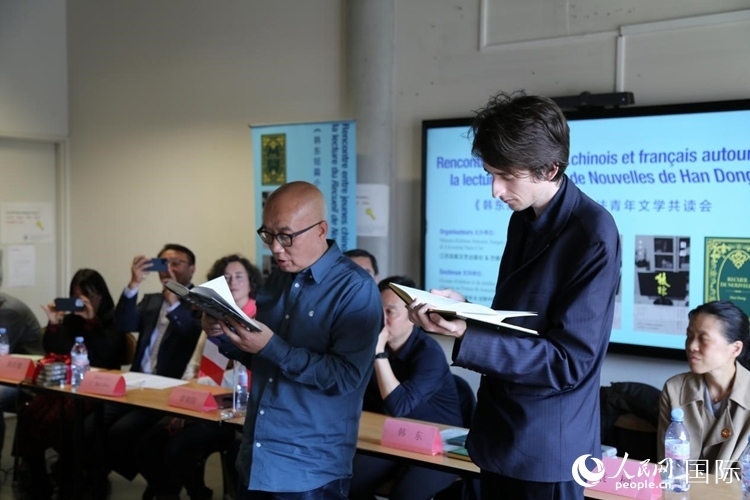 法國(guó)學(xué)子與作家韓東共讀小說(shuō)選段。人民網(wǎng)記者 于超凡攝