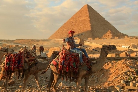 1月24日，商販騎駱駝離開(kāi)埃及吉薩金字塔景區(qū)。新華社記者 隋先凱 攝