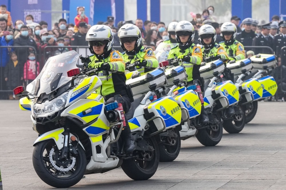 2024年1月6日，南京交警在警營(yíng)開放周活動(dòng)現(xiàn)場(chǎng)進(jìn)行警務(wù)技能表演。新華社記者 李博 攝