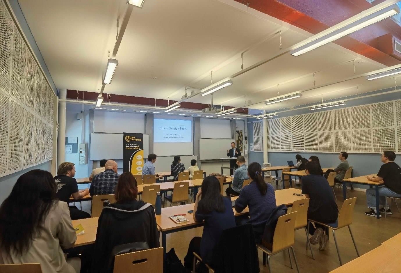 中國駐瑞典大使崔愛民與同學們互動并回答問題。中國駐瑞典大使館供圖