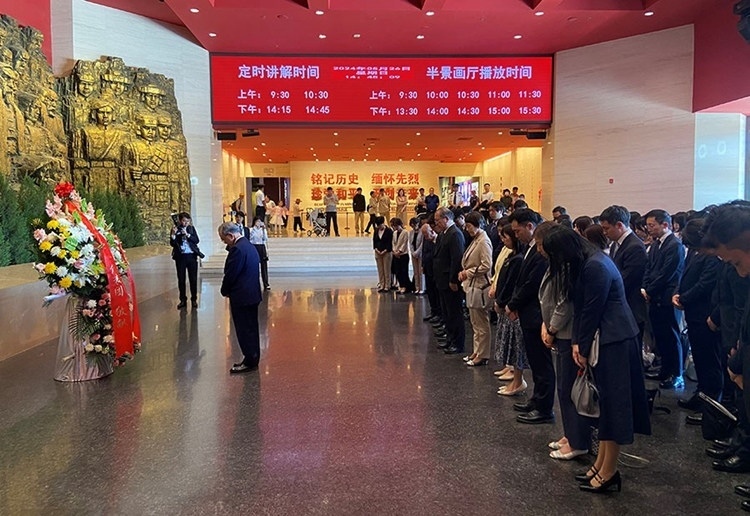 創(chuàng)價(jià)學(xué)會(huì)會(huì)長(zhǎng)原田稔及青年代表團(tuán)向中國(guó)人民抗日戰(zhàn)爭(zhēng)紀(jì)念館敬獻(xiàn)花籃。中國(guó)人民抗日戰(zhàn)爭(zhēng)紀(jì)念館供圖