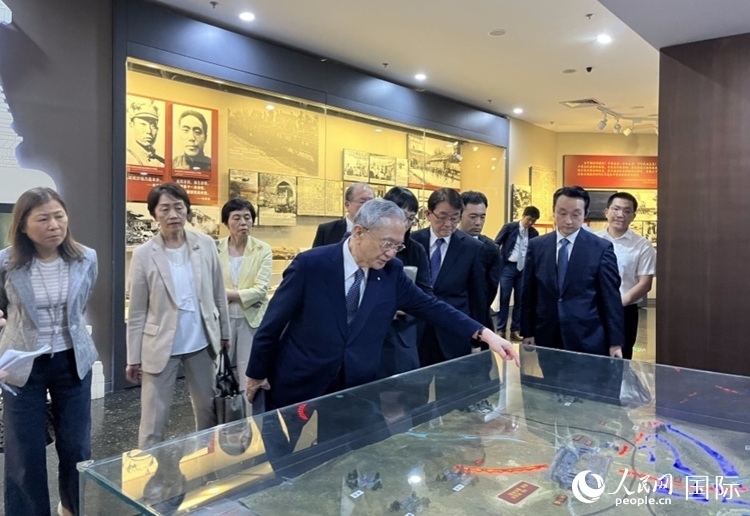 創(chuàng)價(jià)學(xué)會(huì)會(huì)長(zhǎng)原田稔（中）與青年代表團(tuán)成員訪問(wèn)中國(guó)人民抗日戰(zhàn)爭(zhēng)紀(jì)念館。人民網(wǎng)記者 陳思攝
