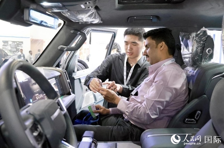 客戶在了解中國產(chǎn)汽車。人民網(wǎng)記者 管克江攝