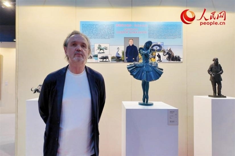 俄羅斯人民藝術(shù)家、俄羅斯美協(xié)主席安德烈·科瓦爾丘克正在接受人民網(wǎng)的采訪。人民網(wǎng)記者 劉微攝