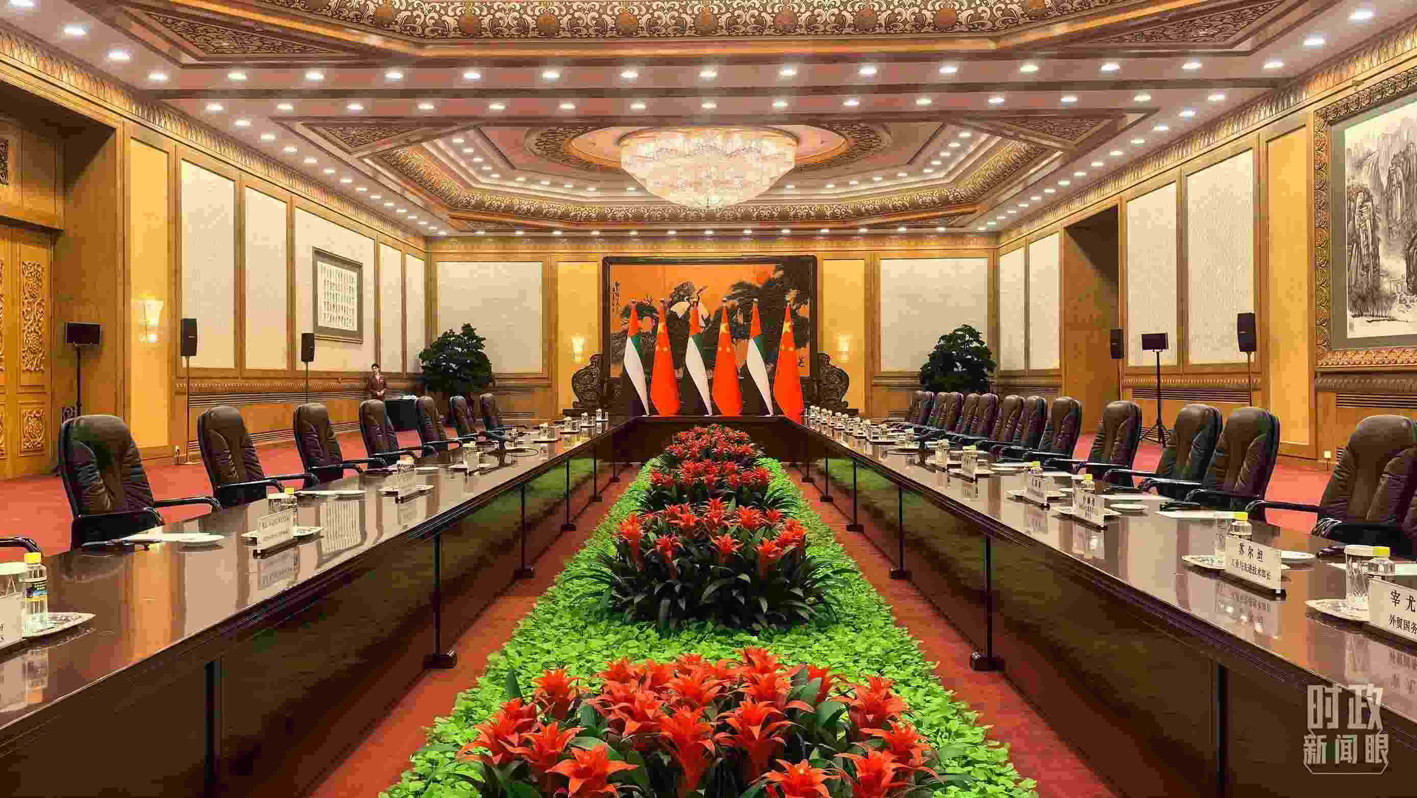 △5月30日下午，習(xí)近平主席同阿聯(lián)酋總統(tǒng)穆罕默德會(huì)談。這是會(huì)談開始前的現(xiàn)場。（總臺(tái)央視記者鄂介甫拍攝）