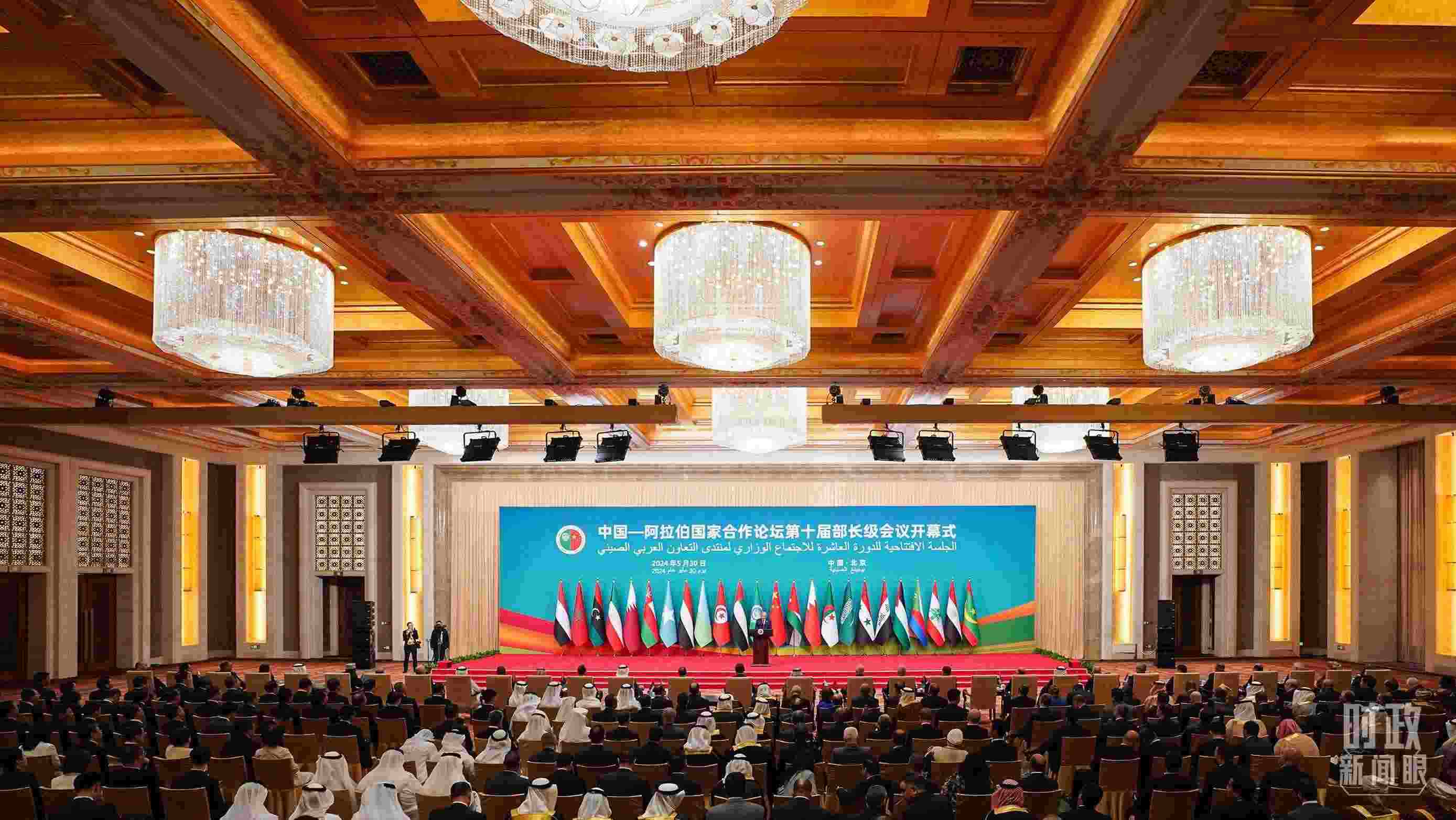 △5月30日開幕式現(xiàn)場，阿盟秘書長蓋特在致辭。（總臺(tái)國廣記者李晉拍攝）