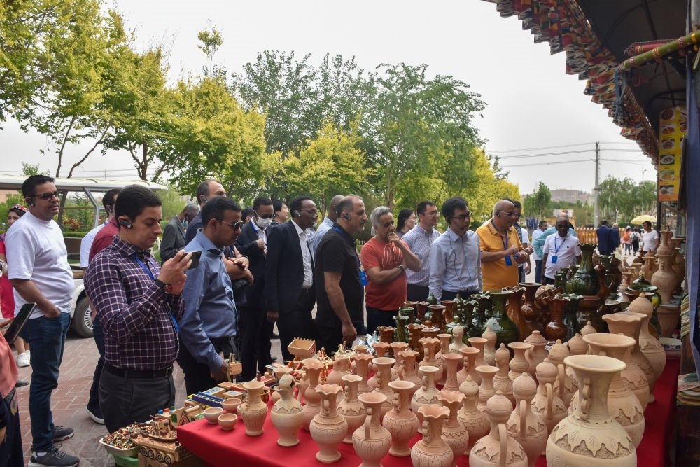 2023年5月31日，阿拉伯國家聯(lián)盟代表團一行在新疆喀什古城參觀訪問。新華社記者 高晗 攝