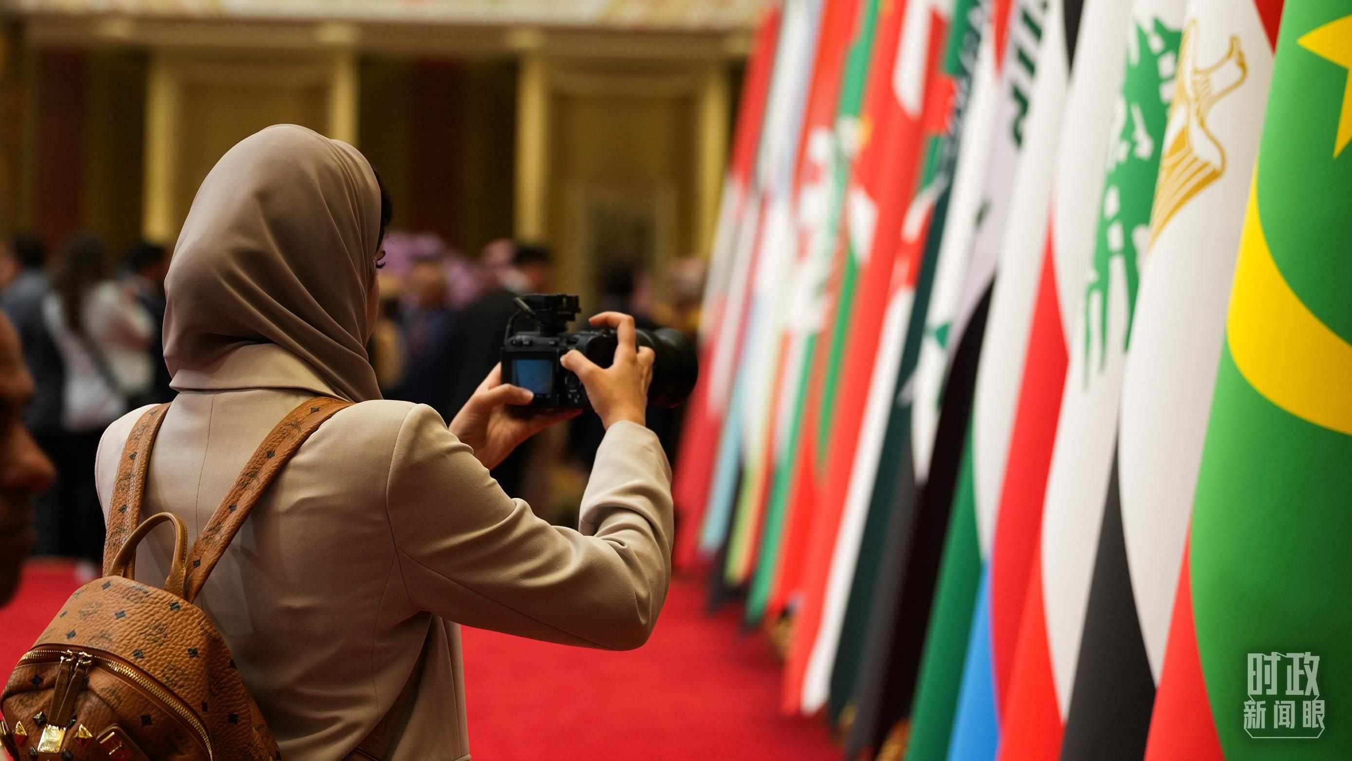 △外國媒體拍攝現(xiàn)場旗陣。（總臺(tái)國廣記者李晉拍攝）