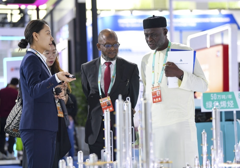 2023年9月22日，嘉賓在第六屆中阿博覽會上了解清潔能源項目。新華社記者 馮開華 攝