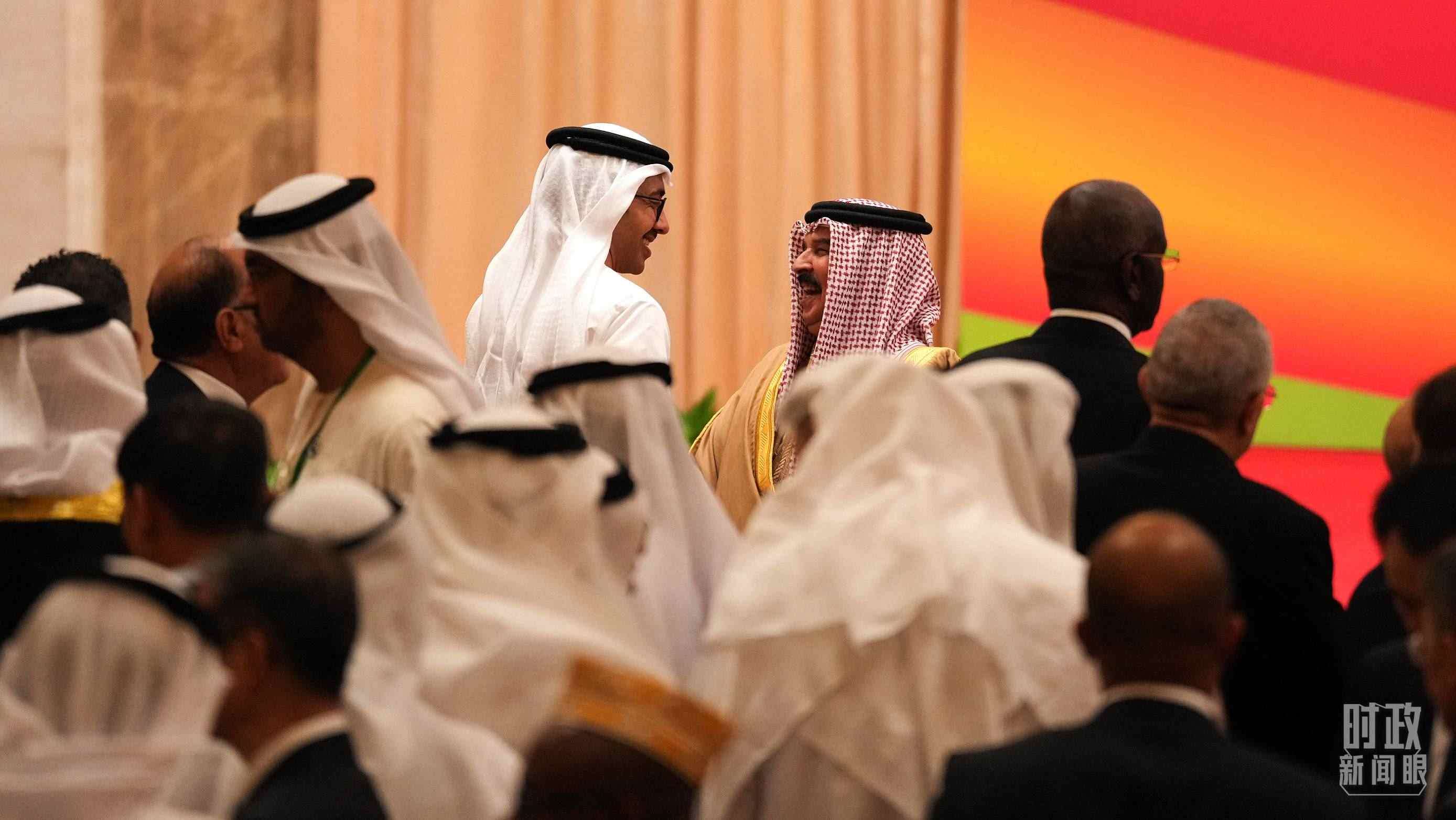 △與會(huì)代表在交談。（總臺(tái)國廣記者李晉拍攝）