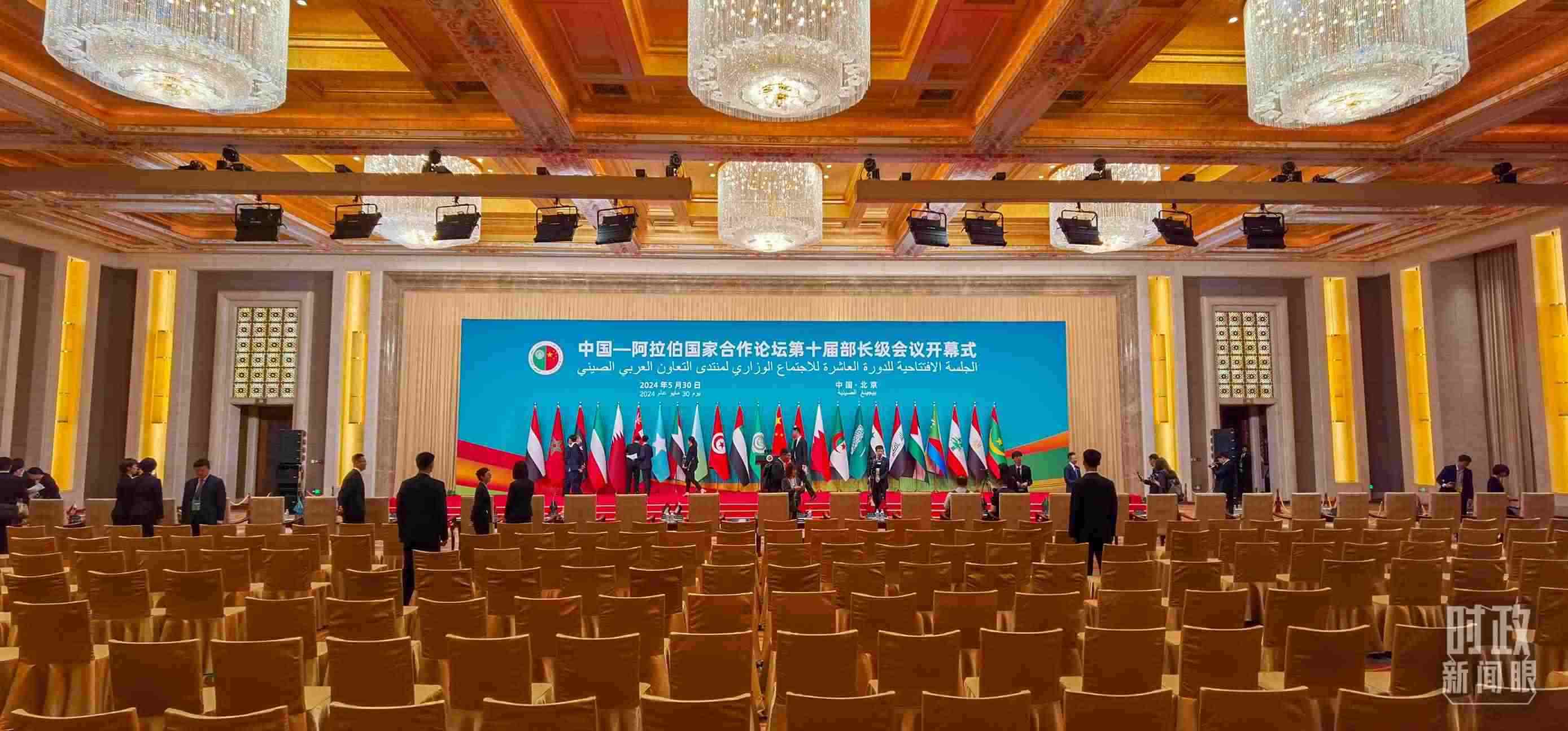 △會(huì)議開始前，現(xiàn)場正在進(jìn)行各項(xiàng)準(zhǔn)備工作。（總臺(tái)央視記者郭鴻拍攝）