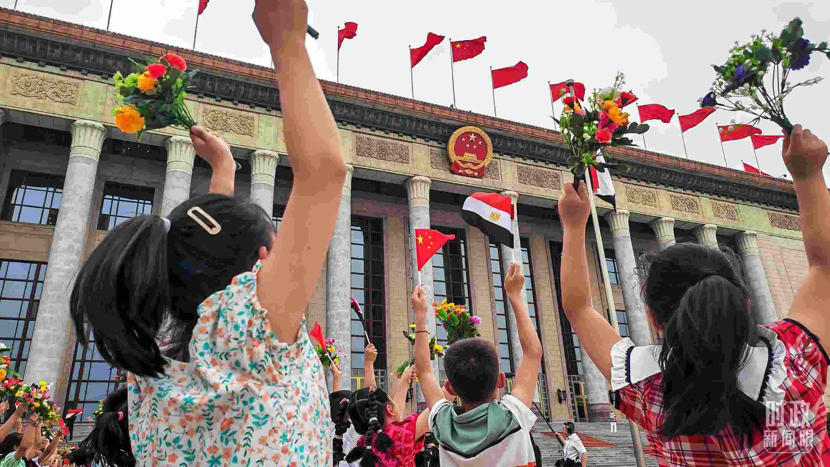 △5月29日下午，習(xí)近平主席舉行儀式歡迎埃及總統(tǒng)塞西訪華。圖為歡迎儀式現(xiàn)場的少年兒童。（總臺(tái)央視記者劉琦拍攝）