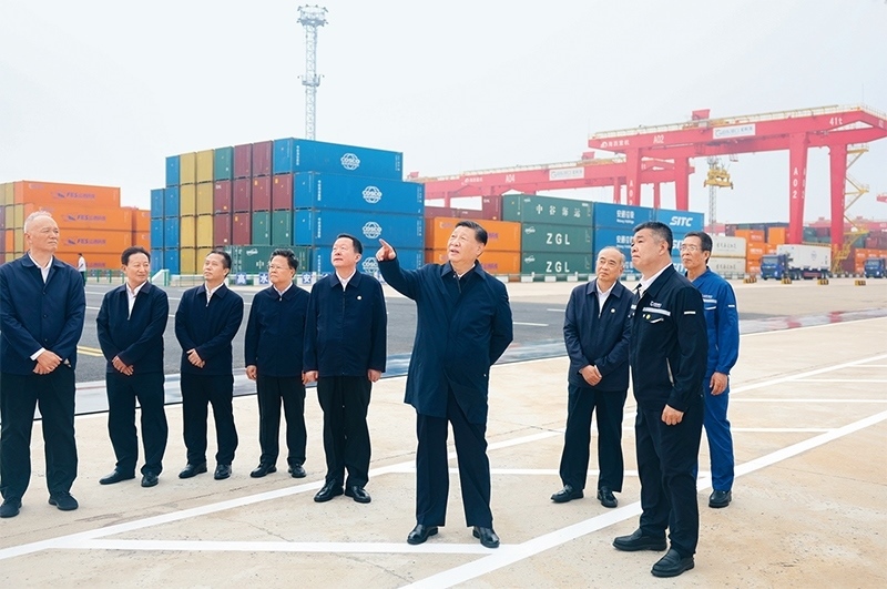 2024年5月22日至24日，中共中央總書記、國家主席、中央軍委主席習(xí)近平在山東考察。這是22日下午，習(xí)近平在日照港察看全自動(dòng)化集裝箱碼頭作業(yè)場景。 新華社記者 鞠鵬/攝