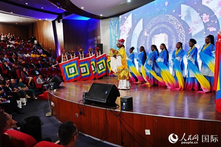 開幕式前，內(nèi)羅畢大學(xué)孔子學(xué)院學(xué)生進(jìn)行文藝表演。人民網(wǎng)記者 黃煒鑫攝