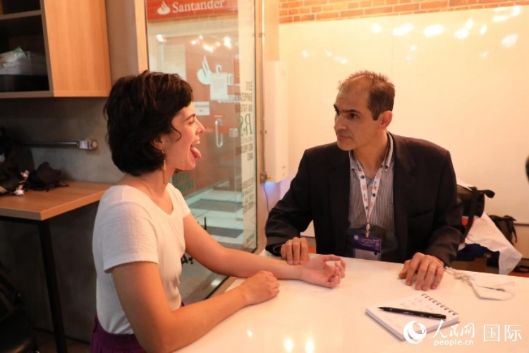 在巴西米納斯吉拉斯州首府貝洛奧里藏特開(kāi)辦診所的中醫(yī)師保羅·貢扎爾韋斯，正在把脈并觀察舌苔。人民網(wǎng)記者 陳一鳴攝