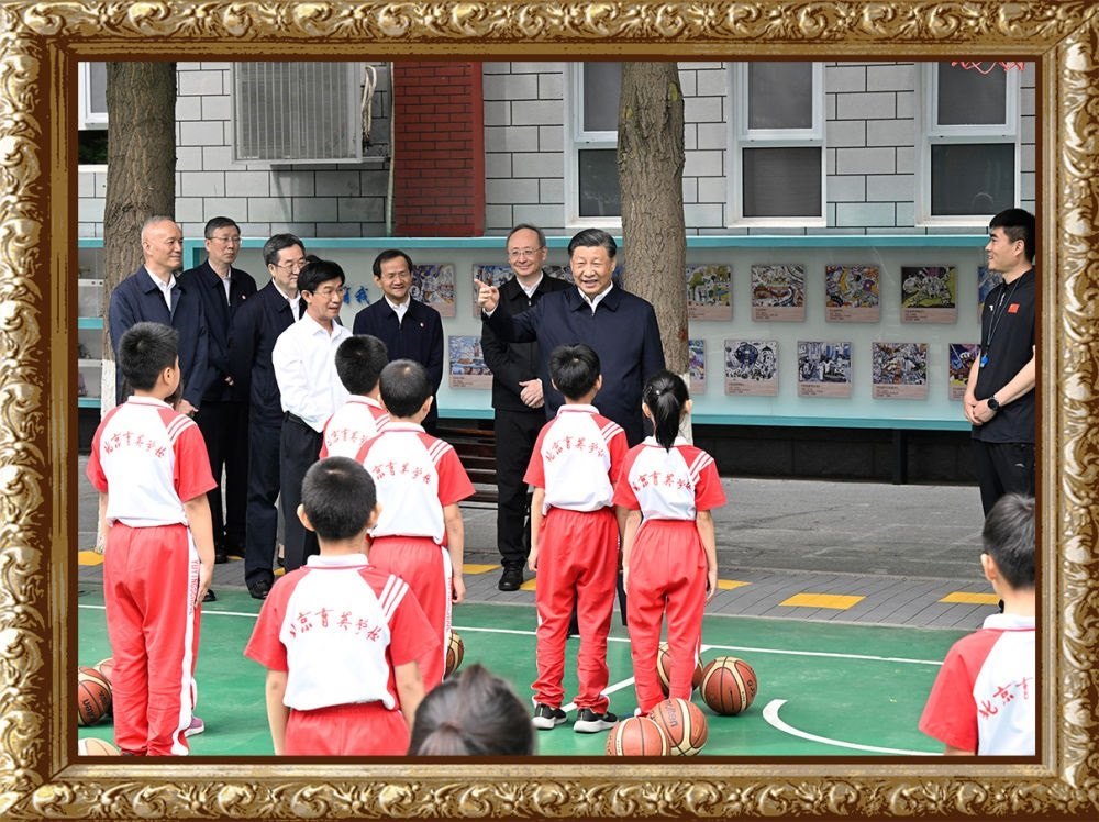 2023年5月31日上午，習(xí)近平總書記來(lái)到北京育英學(xué)校看望慰問(wèn)師生，在籃球場(chǎng)同正在上體育課的小學(xué)生們親切交流。習(xí)近平親切地說(shuō)：“現(xiàn)在生活條件好了，孩子們不是要吃得胖胖的，而是要長(zhǎng)得壯壯的、練得棒棒的。”